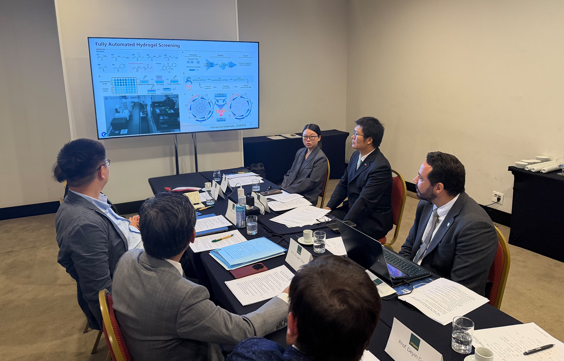 在圣保罗向巴西科技部长汇报生物载体材料自进化实验工作